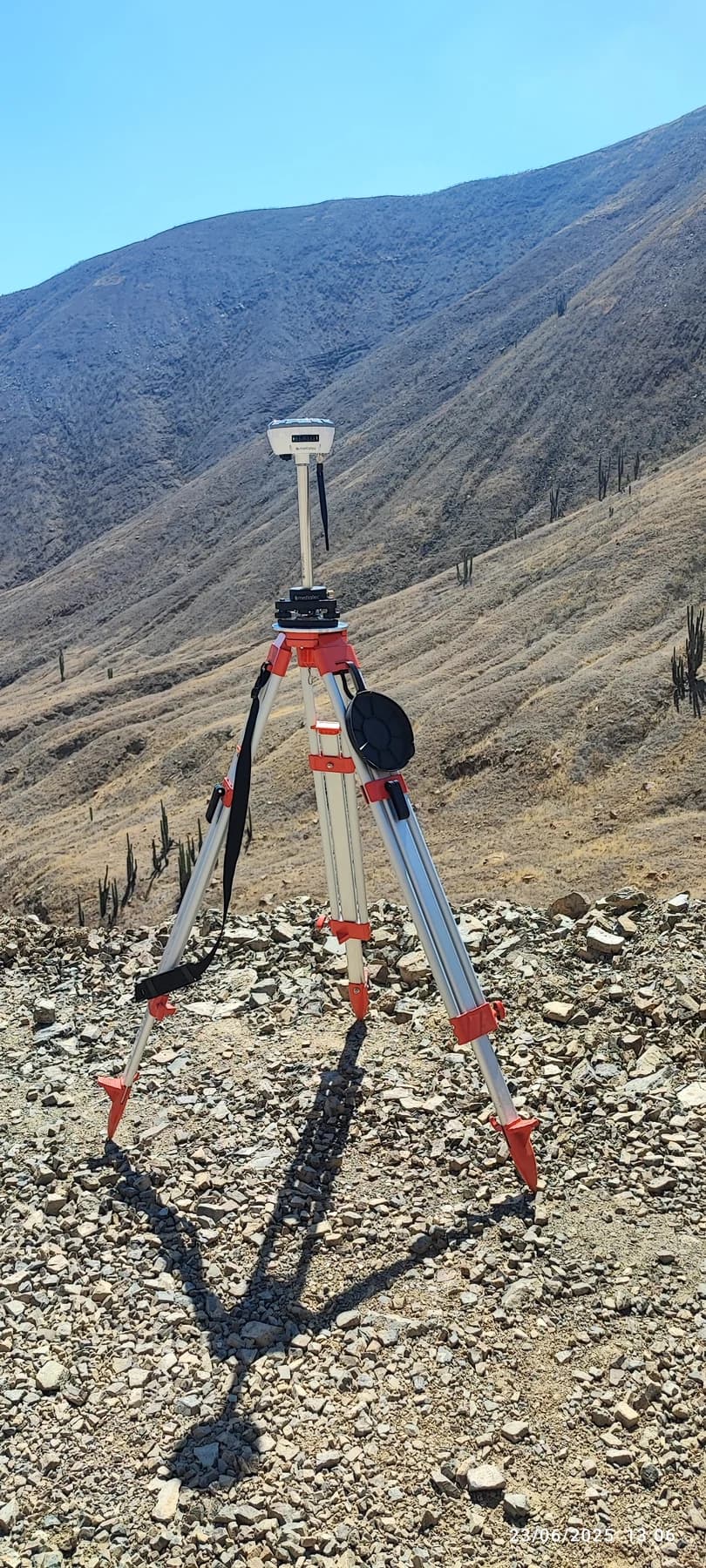 Receptor GNSS de Skytech instalado para control topográfico en terreno montañoso
