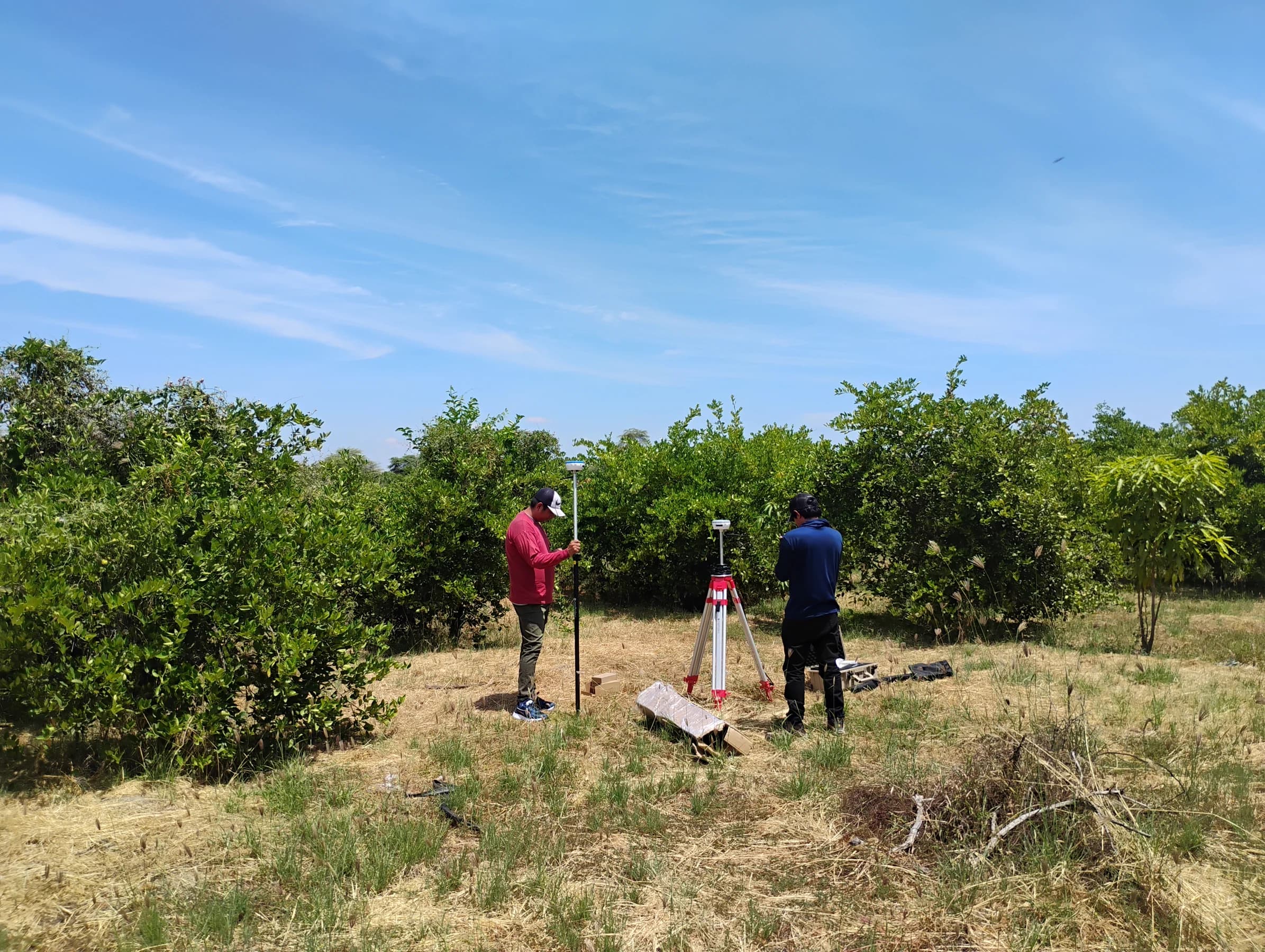 Técnicos de Skytech realizando un levantamiento GNSS en campo
