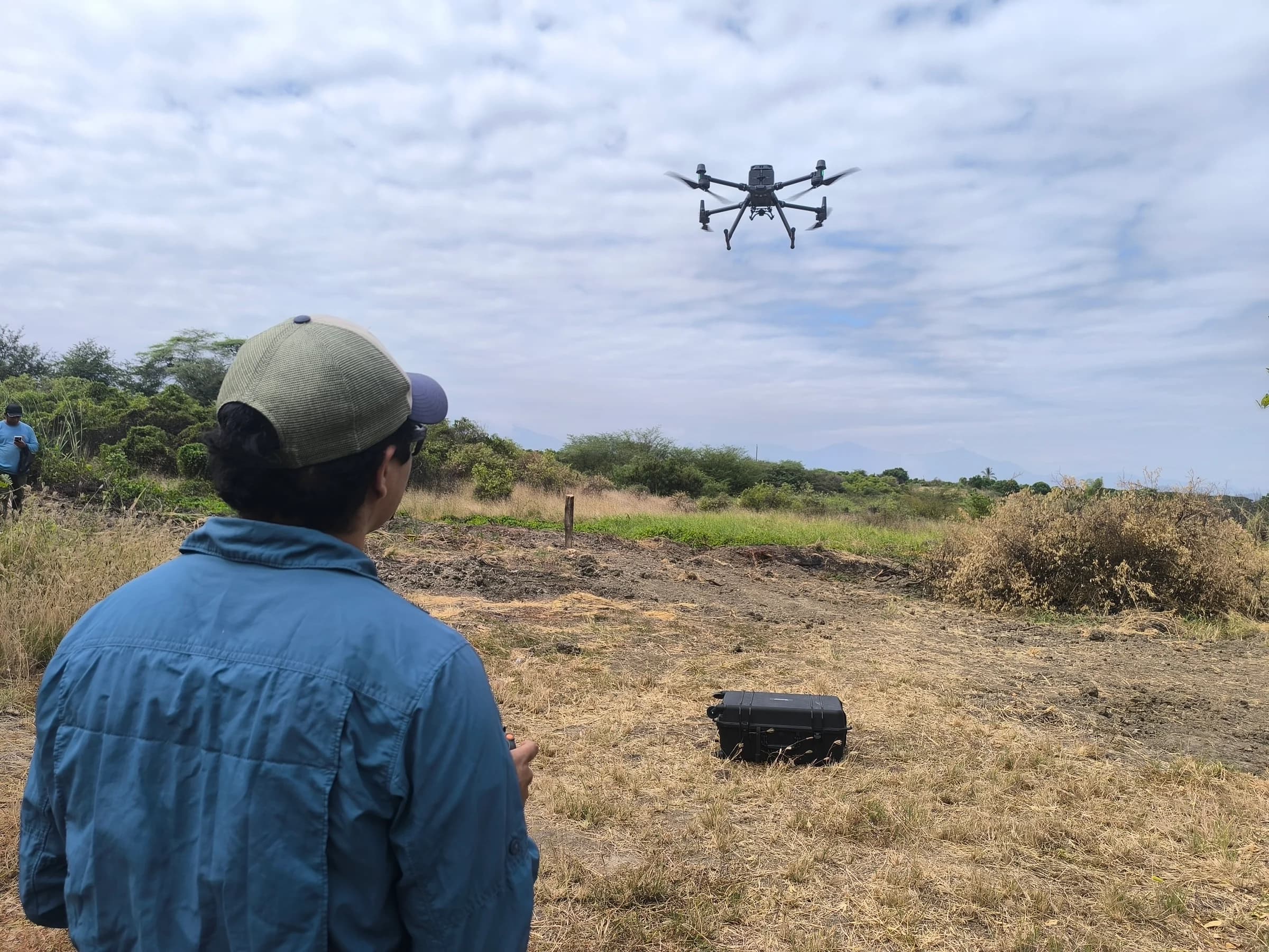 Piloto de Skytech supervisando un dron durante una misión de captura