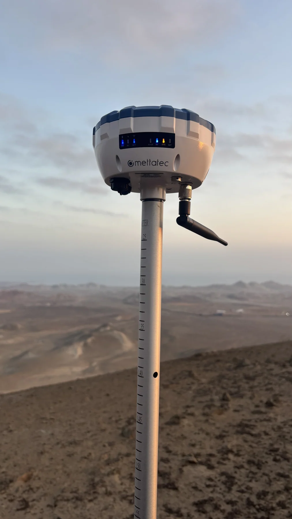 Receptor GNSS RTK de Skytech instalado sobre un punto de control en campo
